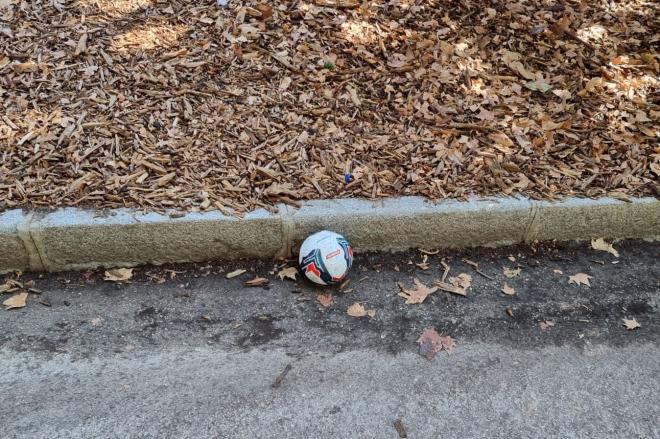 Un balón de fútbol abandonado en mitad de la calle.