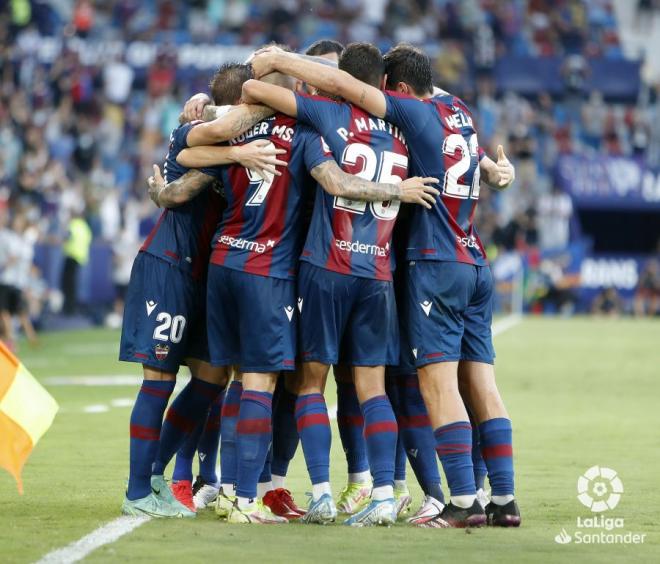 Los jugadores del Levante UD celebran el gol de Roger (Foto: LaLiga).