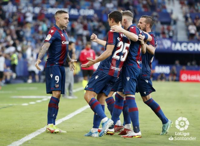 Los jugadores del Levante celebran el gol de Roger (Foto: LaLiga).