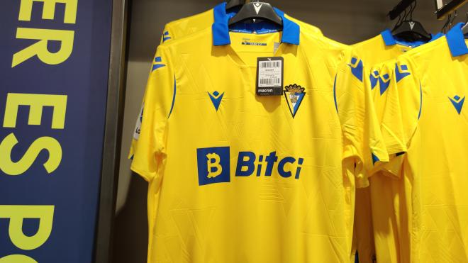 La camiseta del Cádiz, con el nuevo patrocinador.