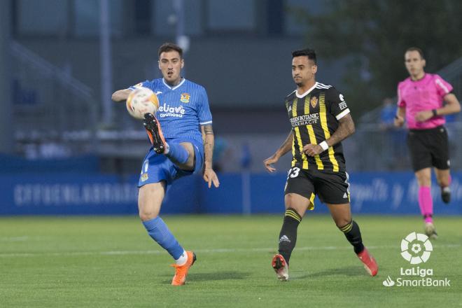 Nano Mesa presiona durante el Fuenlabrada-Real Zaragoza (Foto: LaLiga).