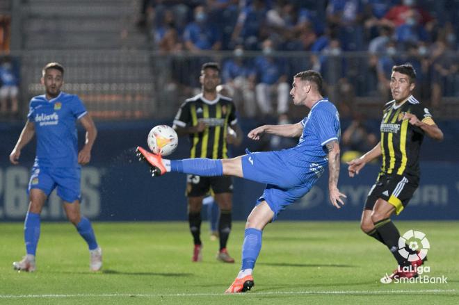 Jair Amador observa a un rival durante el Fuenlabrada-Real Zaragoza (Foto: LaLiga).