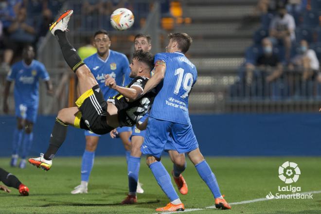 Álvaro Giménez intenta una chilena durante el Fuenlabrada-Real Zaragoza (Foto: LaLiga).