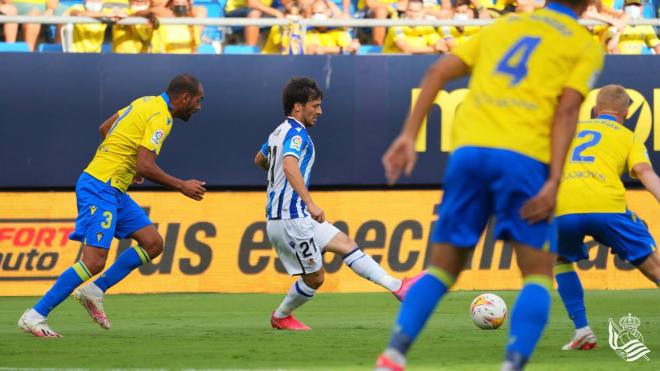 David Silva golpea el balón en el partido de la Real Sociedad contra el Cádiz (Foto: Real Sociedad).