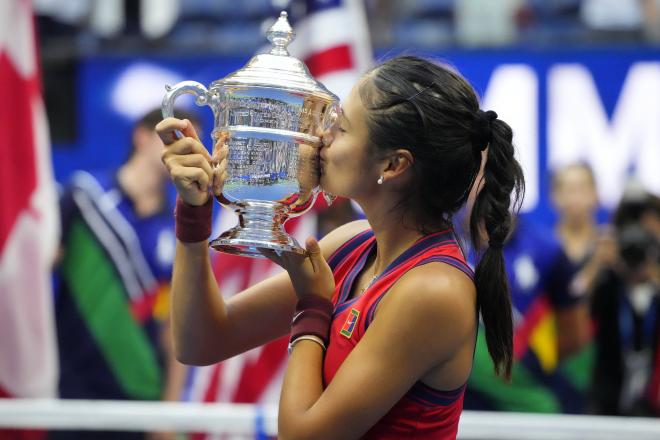 Emma Raducanu celebra su corona en el US Open (Foto: Cordon Press).