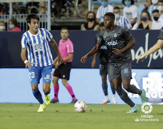 Escassi, atento a un balón en el Málaga-Girona (Foto: LaLiga).