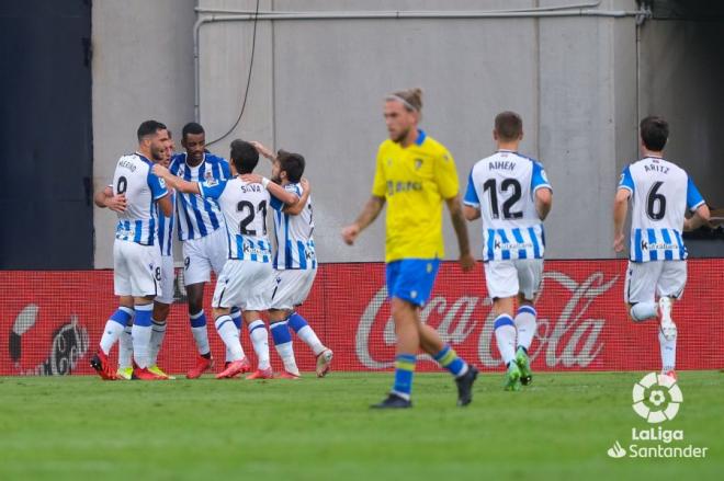 Los jugadores de la Real celebran el primer gol de Oyarzabal (Foto: LaLiga).