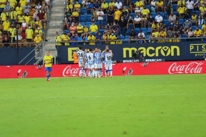 Los jugadores de la Real celebran uno de los goles de Oyarzabal (Foto: Cristo García).