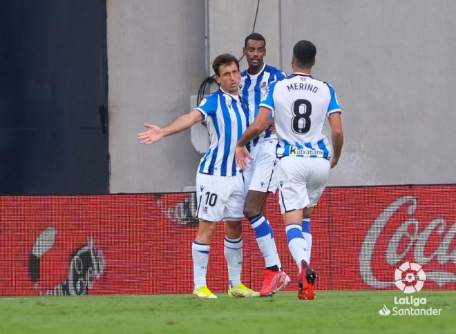 Isak y Merino celebran un gol de Oyarzabal en un partido de la Real Sociedad de esta temporada (Foto: LaLiga).