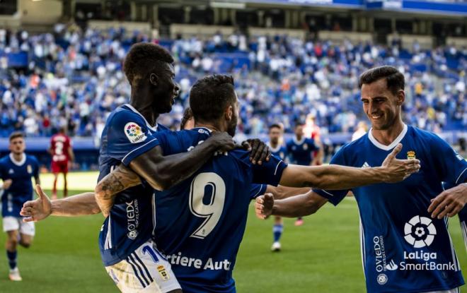 Los jugadores del Real Oviedo celebran el gol de Borja Bastón (Foto: LaLiga).