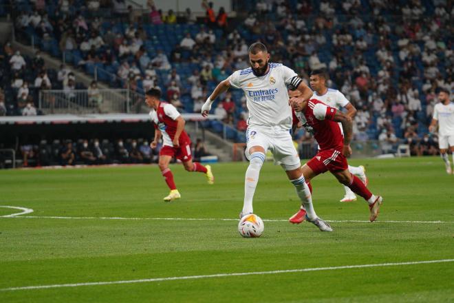 Karim Benzema entra en el área durante el Real Madrid-Celta (Foto: Cordon Press).