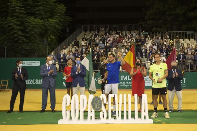 Pedro Martínez con el título de campeón.