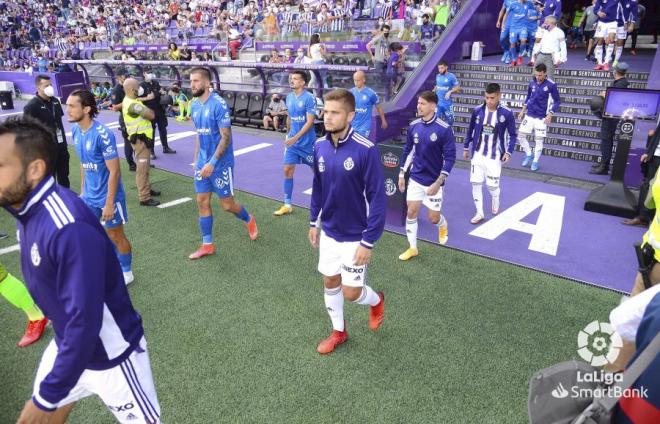 Jugadores del Valladolid y del Tenerife saltando al terreno de juego (Foto: LaLiga).