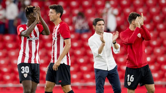 Marcelino y sus jugadores aplauden, tras batir al Mallorca, a la grada de San Mamés (Foto: Athletic Club).