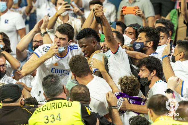 Vinícius Jr celebra con la grada su gol en el Real Madrid-Celta (Foto: LaLiga).
