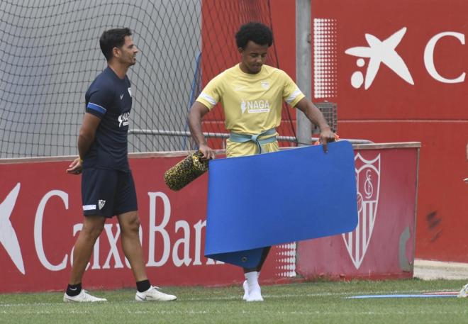 Koundé, en el entrenamiento de este martes, regresará al once del Sevilla (Foto: Kiko Hurtado).
