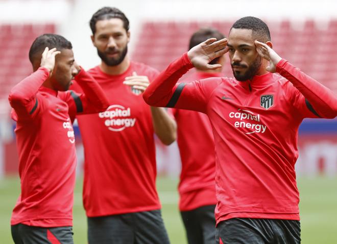 Matheus Cunha, junto a Renan Lodi y Felipe en una sesión del Atlético (Foto: ATM).