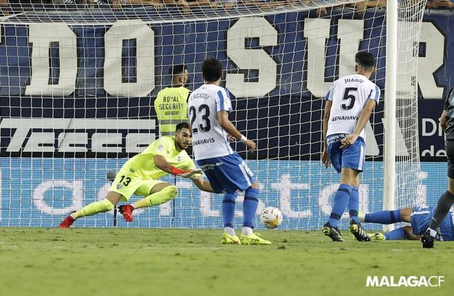 Dani Martín hace una parada en el partido ante el Girona (Foto: Málaga CF).