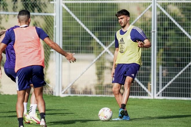 Kike Pérez entrenando con balón, cerca de volver con el Real Valladolid.