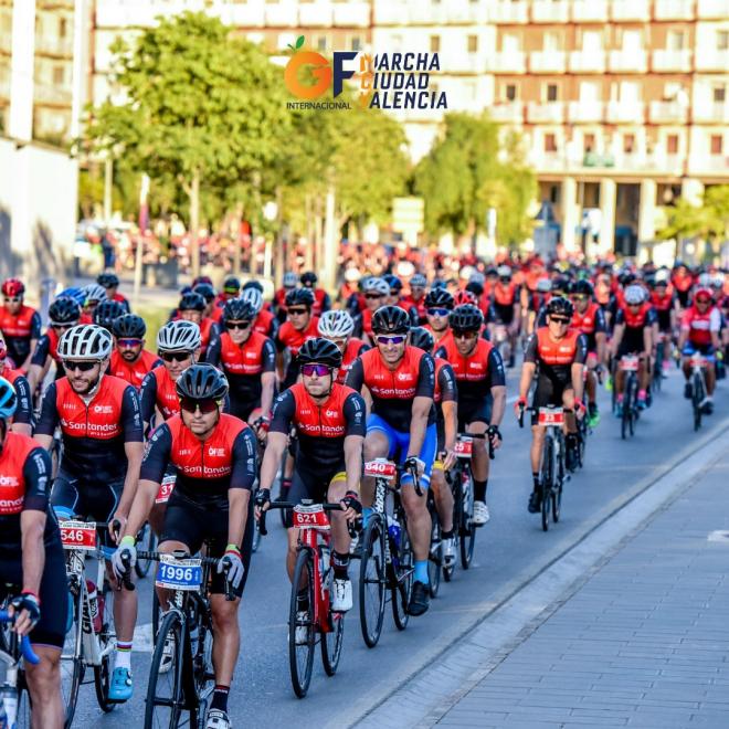 La Marina acoge la fiesta del ciclismo: el GFI Marcha Ciudad València