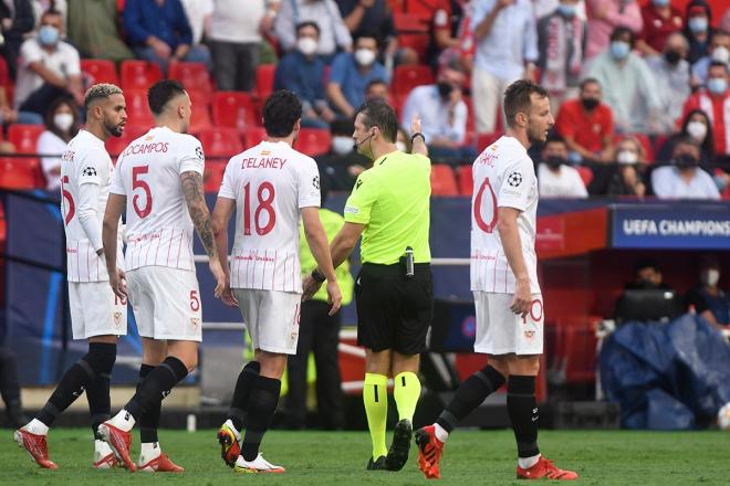 El árbitro expulsa a En-Nesyri, en el Sevilla - Red Bull Salzburgo. (Foto: Kiko Hurtado).