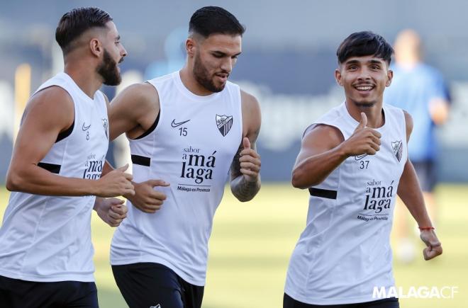 Antoñín, junto a Luis Muñoz y Kevin, en un entrenamiento (Foto: Málaga CF).