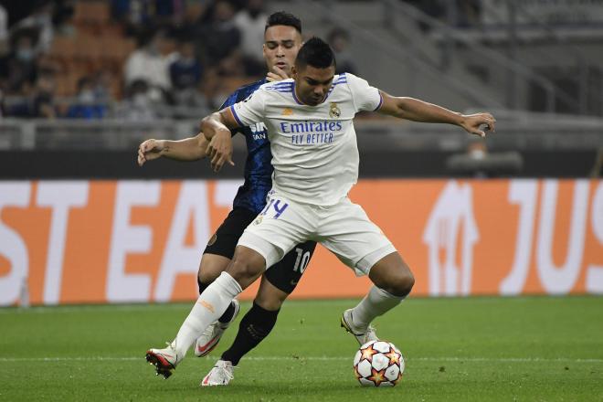 Casemiro protege el balón ante Lautaro Martínez en el Real Madrid-Inter (Foto: Cordon Press).
