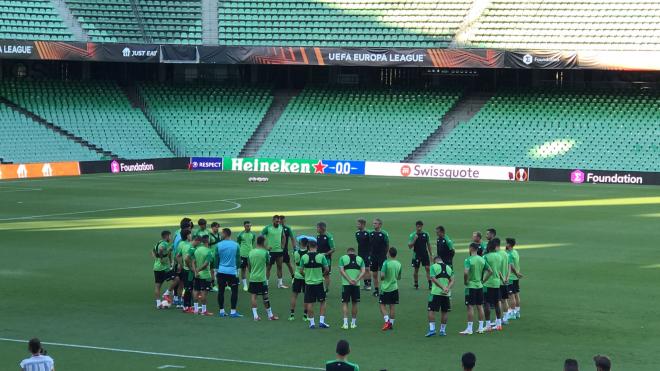 Charla previa de Pellegrini al grupo, antes del partido ante el Celtic. (Foto: Kiko Hurtado).