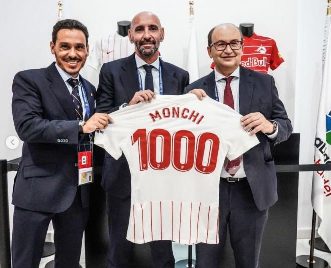 Del Nido Carrasco, Monchi y Castro posan para celebrar los 1000 partidos de Monchi como director deportivo.