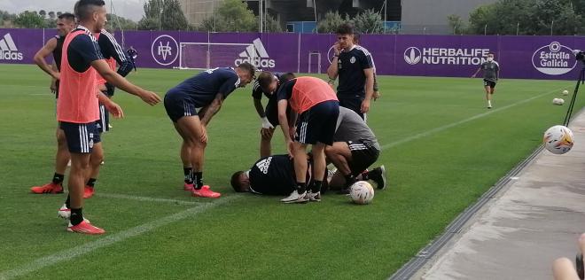 Hugo Vallejo, quejándose de la rodilla tras su lesión (Foto: ElDesmarque Valladolid).