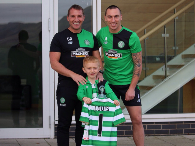 Louis Kayes con el técnico y capitán del Celtic.