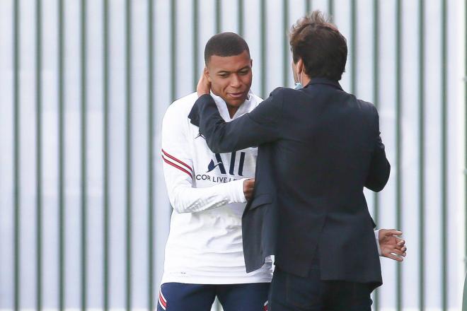 Kylian Mbappé y Leonardo se saludan en el entrenamiento del PSG (Foto: Cordon Press).