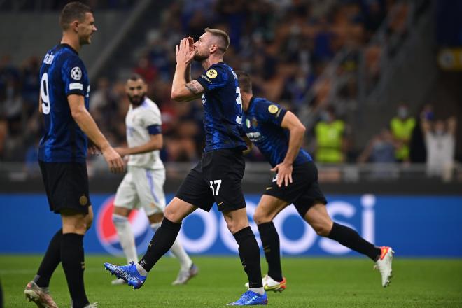 Skriniar y Dzeko se lamentan tras desperdiciar una ocasión de gol ante el Real Madrid (Foto: Inter)