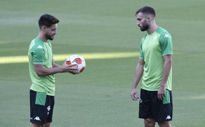 Álex Moreno y Pezzella, en un entrenamiento del Real Betis.