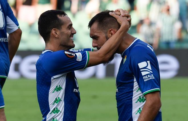 Borja Iglesias y Juanmi celebran el 2-2 (Foto: Kiko Hurtado).