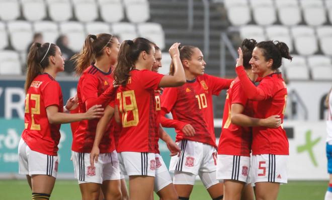 Las jugadoras de España celebran un gol a Islas Feroe (Foto: @SeFutbol).