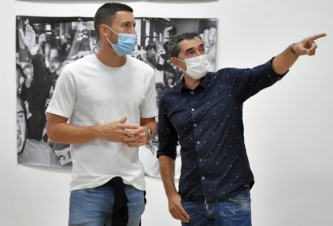 Ernesto Valverde en la exposición de fotografía junto con el actual jugador del Athletic Club Óscar De Marcos.