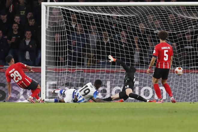 Isak remata a portería durante el PSV-Real Sociedad (Foto: Cordon Press)