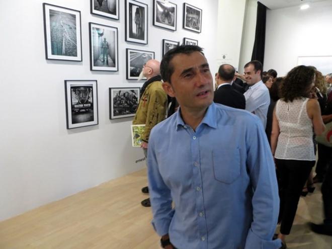 El técnico Ernesto Valverde en una exposición de sus fotografías en el CFC de Bilbao.