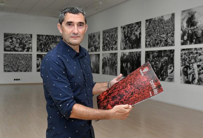 Ernesto Valverde el día en que presentaba su exposición de fotografía con la Fundación Athletic Club.
