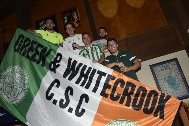 Aficionados del Betis, en convivencia con los del Celtic. (Foto: Kiko Hurtado).