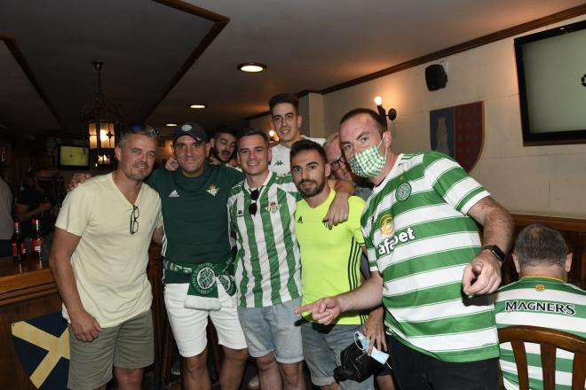 Aficionados del Betis, en convivencia con los del Celtic. (Foto: Kiko Hurtado).