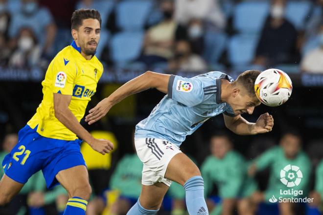 Fontán cabecea ante Rubén Sobrino en el Celta-Cádiz (Foto: LaLiga).