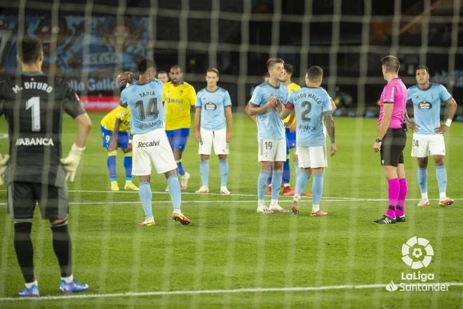 El Celta protesta el penalti de Fontán a Lozano (Foto: LaLiga).