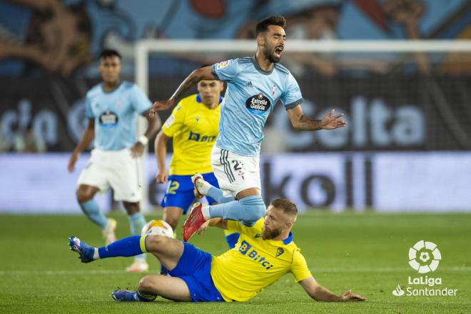 Brais Méndez recibe una falta de Haroyan durante el Celta-Cádiz (Foto: LaLiga).