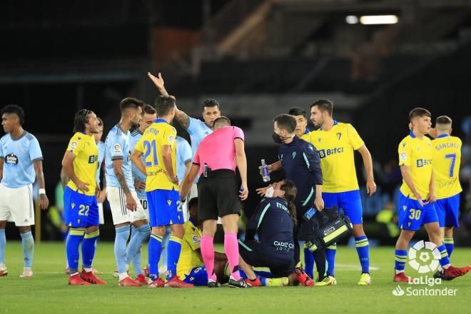 El Celta protesta al árbitro por las pérdidas de tiempo del Cádiz (Foto: LaLiga).