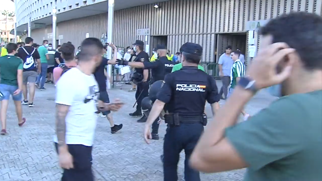 Los hinchas del Celtic intentando acceder al estadio del Betis.