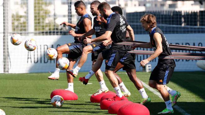 Modric, Nacho, Vinícius, Carvajal y Casemiro, en un entrenamiento bajo las órdenes de Ancelotti (FOTO: @realmadrid).