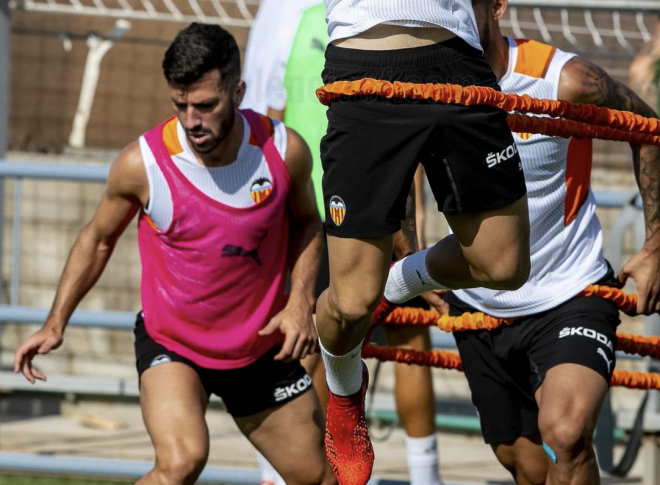 Gayà se entrena con el Valencia CF (Foto: Valencia CF)