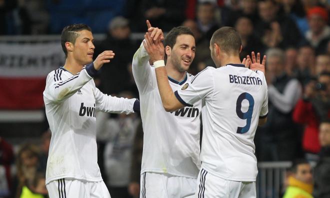 Higuaín, Benzema y Cristiano Ronaldo celebran un gol del Real Madrid (Foto: Cordon Press).